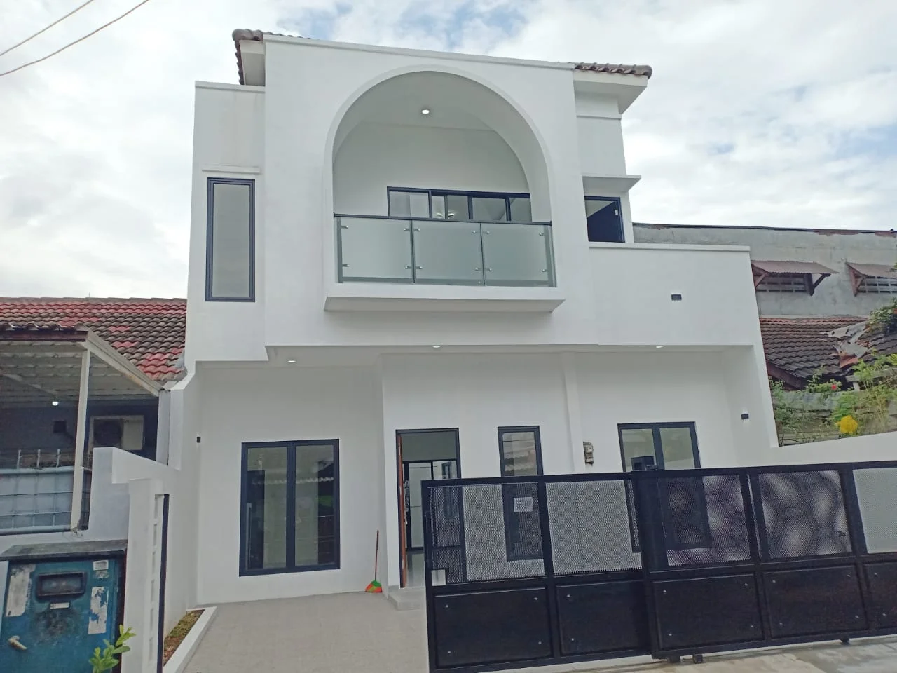 Brand New! Rumah 2 Lantai Kencana Loka BSD City – Luas, Siap Huni, Carport 3 Mobil preview