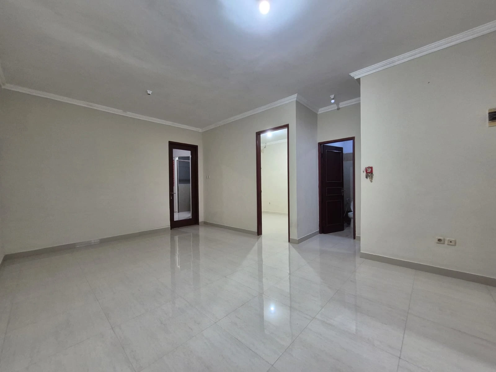 Disewakan Rumah 2 Lantai Neo Catalonia BSD – Carport 2 Mobil, Lokasi Strategis! gallery image