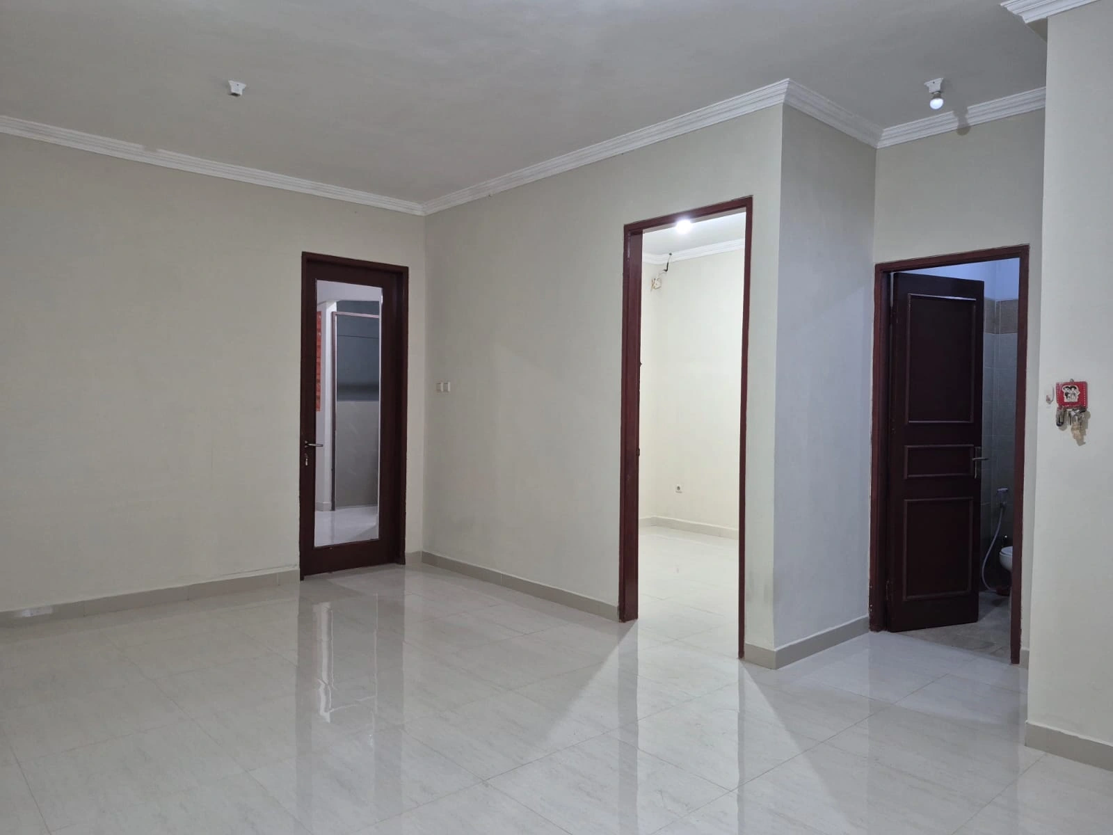 Disewakan Rumah 2 Lantai Neo Catalonia BSD – Carport 2 Mobil, Lokasi Strategis! gallery image