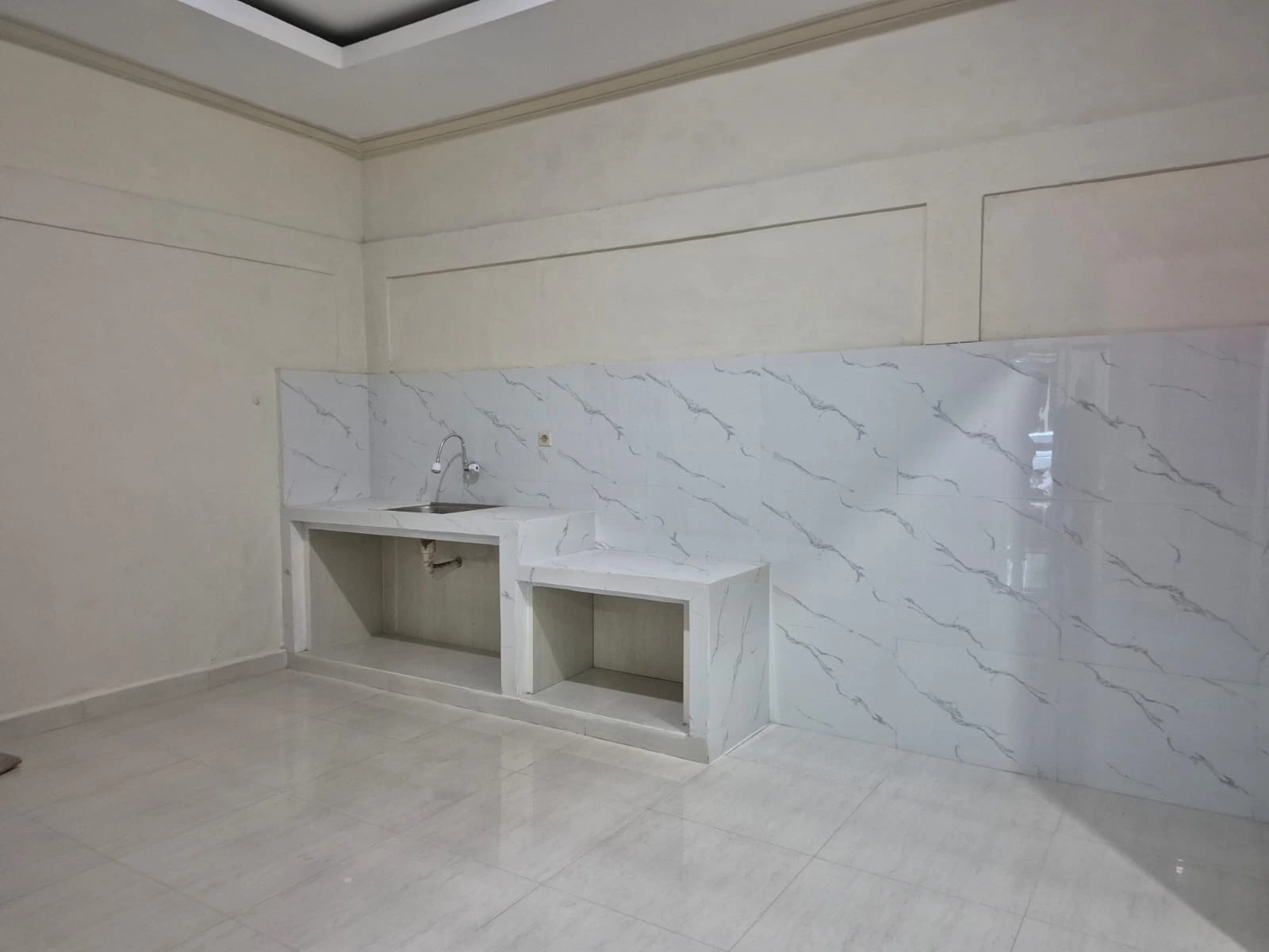 Disewakan Rumah 2 Lantai Neo Catalonia BSD – Carport 2 Mobil, Lokasi Strategis! gallery image