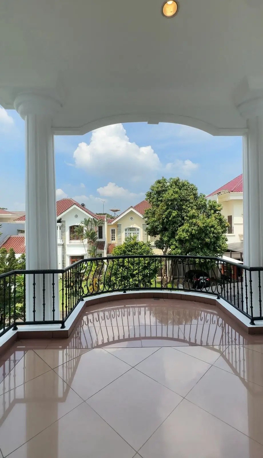 Turun Harga 2 M! Rumah Sutera Lavender Alam Sutera – LT 420 m², Carport & Garasi 4 Mobil galeri gambar