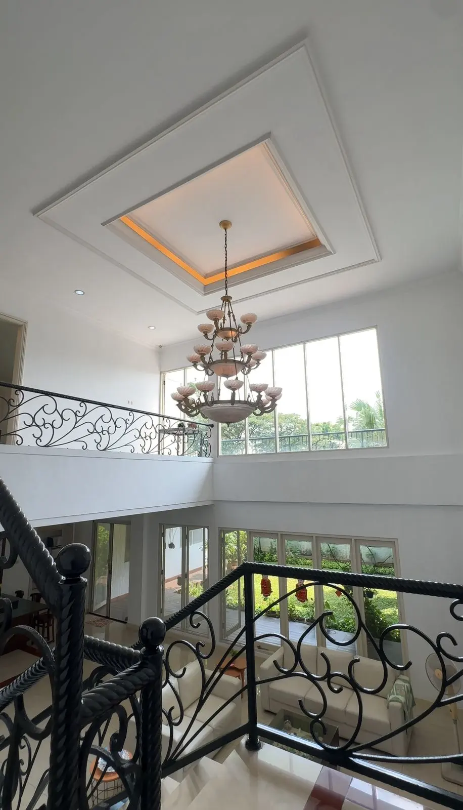 Turun Harga 2 M! Rumah Sutera Lavender Alam Sutera – LT 420 m², Carport & Garasi 4 Mobil galeri gambar