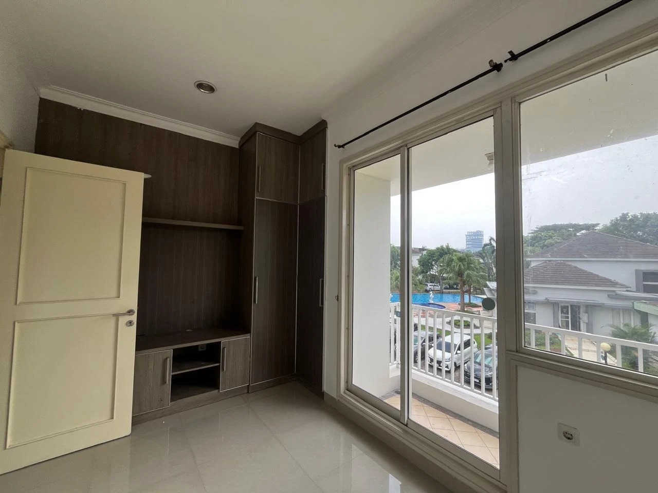 Rumah Hoek Chalcedony PHG Gading Serpong – Depan Sport Club, Semi Furnished galeri gambar