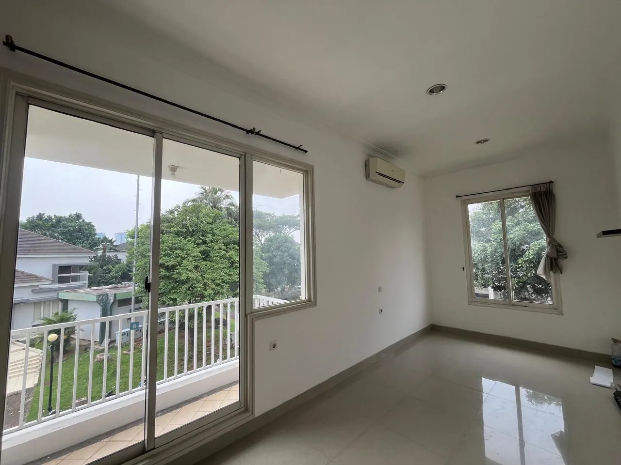 Rumah Hoek Chalcedony PHG Gading Serpong – Depan Sport Club, Semi Furnished galeri gambar